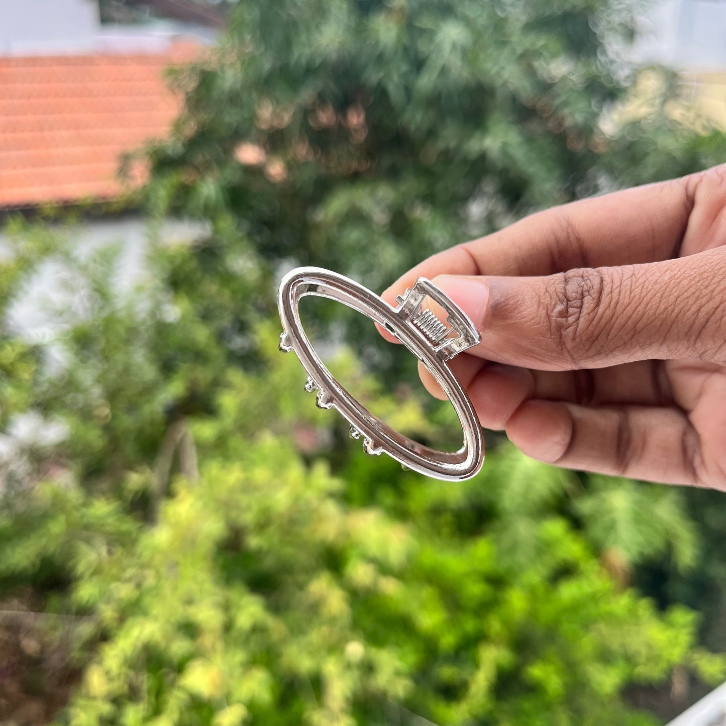 Oval Metal Claw