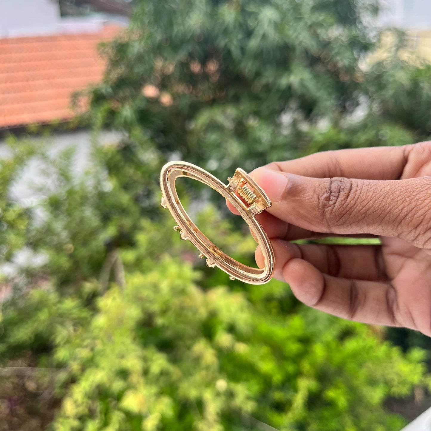 Oval Metal Claw