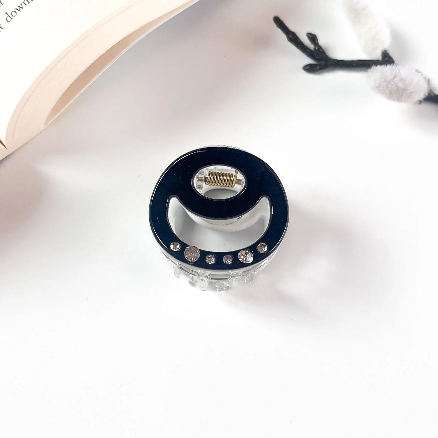 Black round claw clip for women