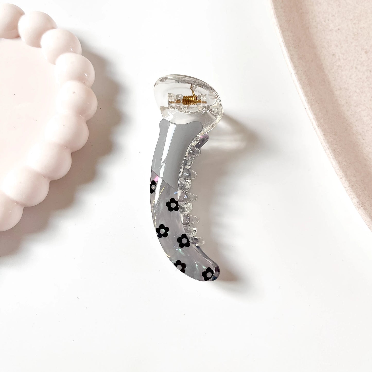 Daisy banana clip grey with black floral print