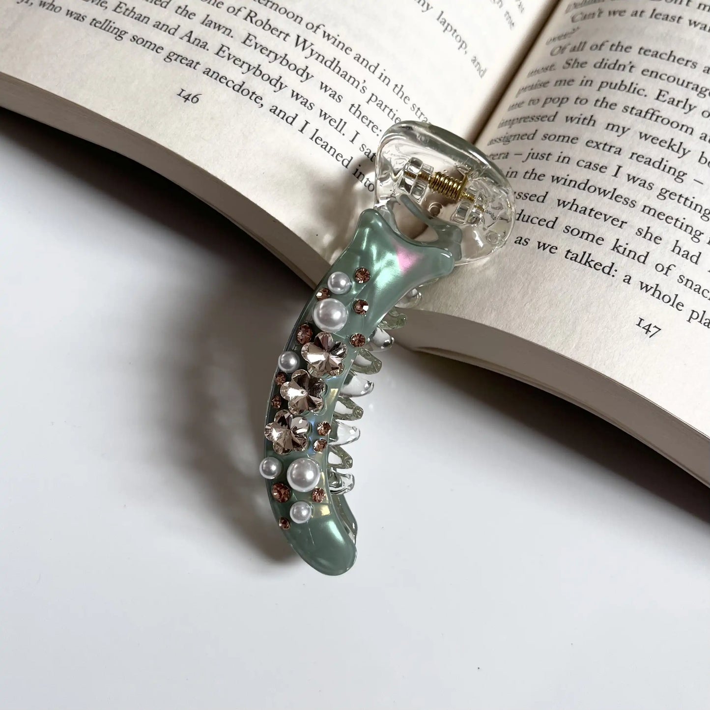 Luxe Pearl Banana Hair Clip – Elegant 8cm Green