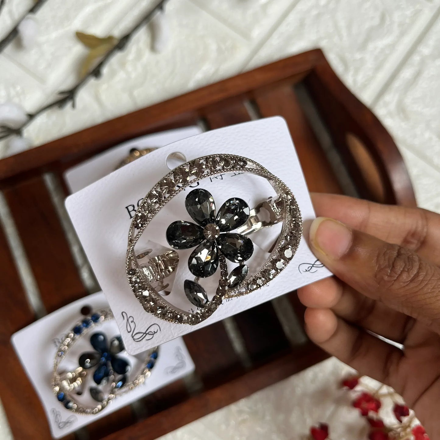 Classic Flower Center Clip Grey