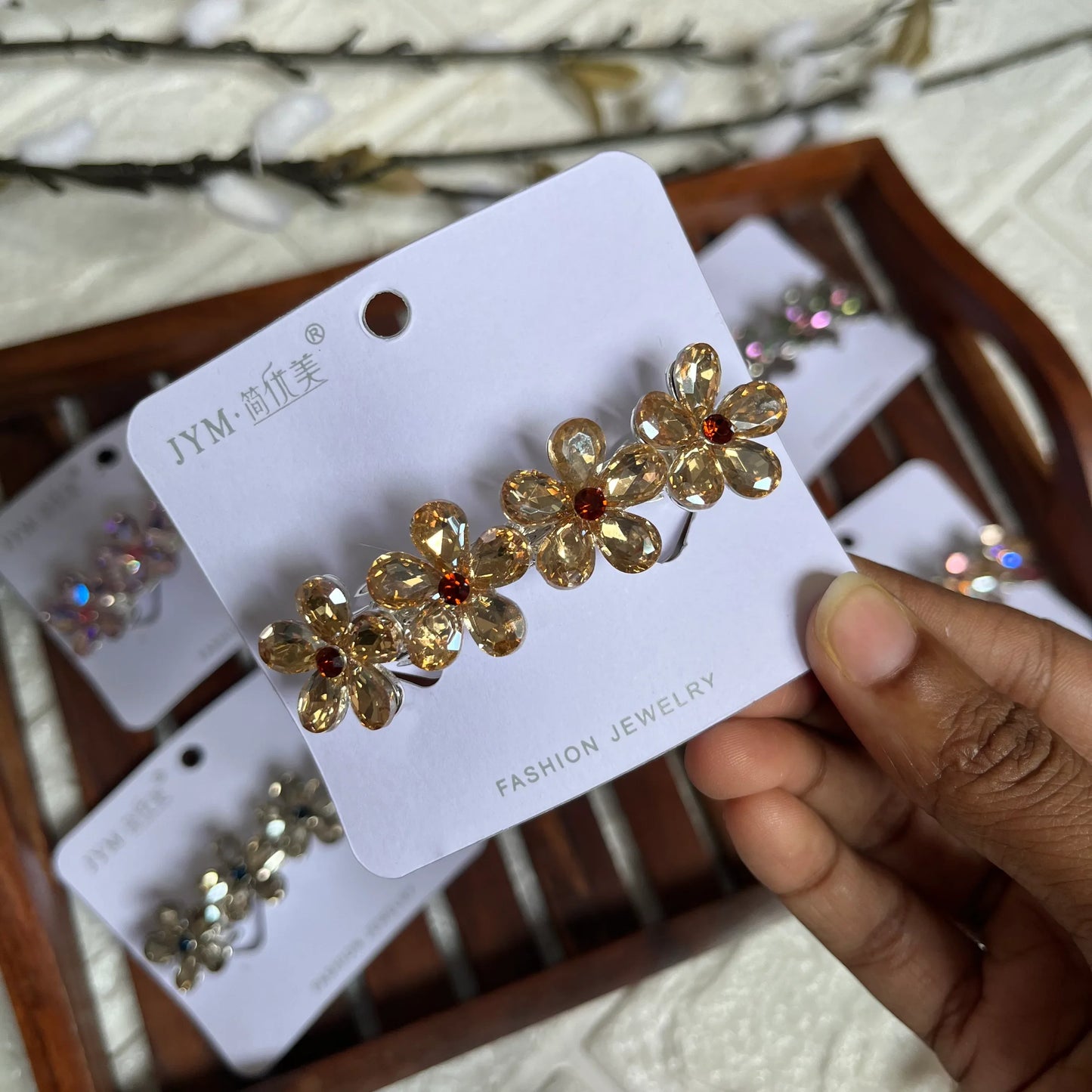 Elegant Flower Center Clip Gold