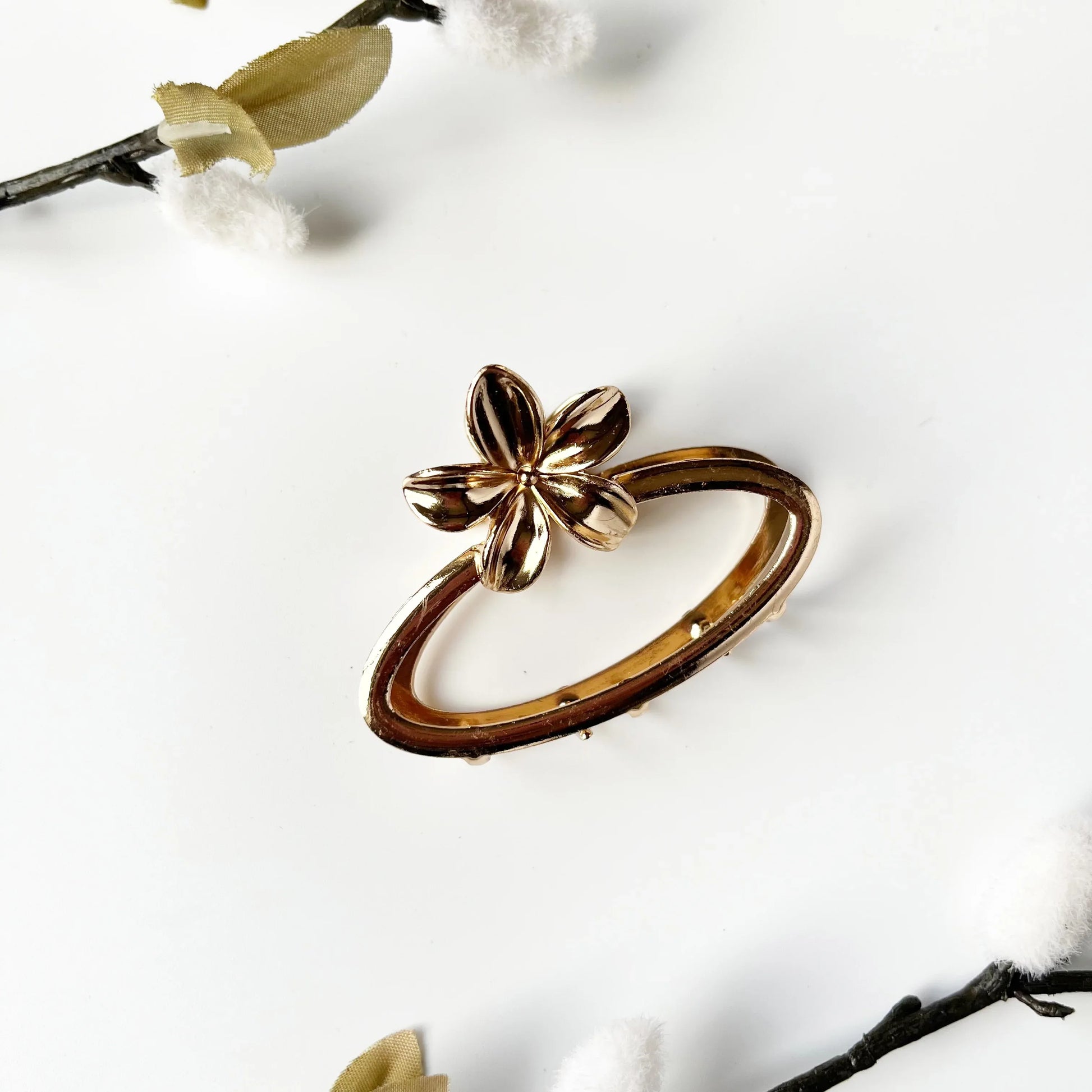 Floral Metal Claw Oval