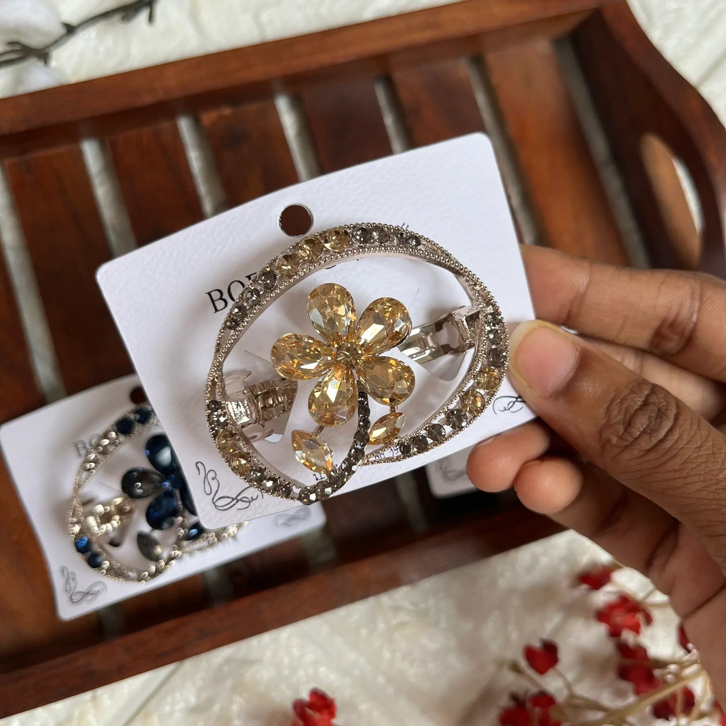 Classic Flower Center Clip Gold