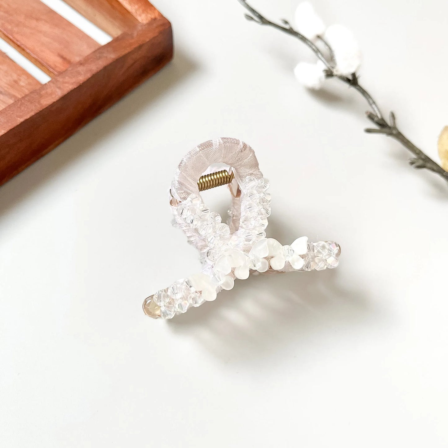 Clear crystal beaded loop claw with white sphere beads, transparent hair clip