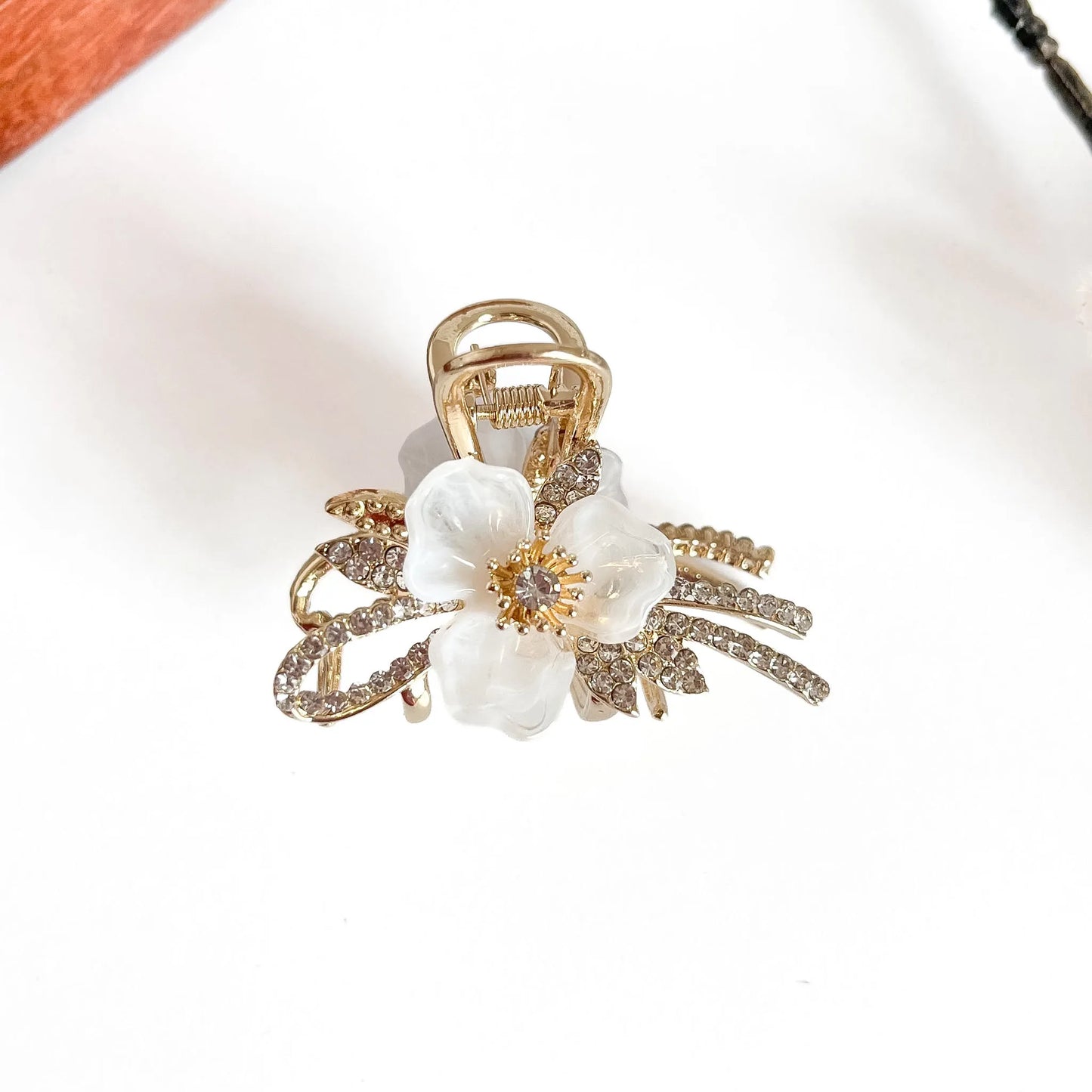 White botanical metal claw clip with dimensional acrylic flower and filigree, medium