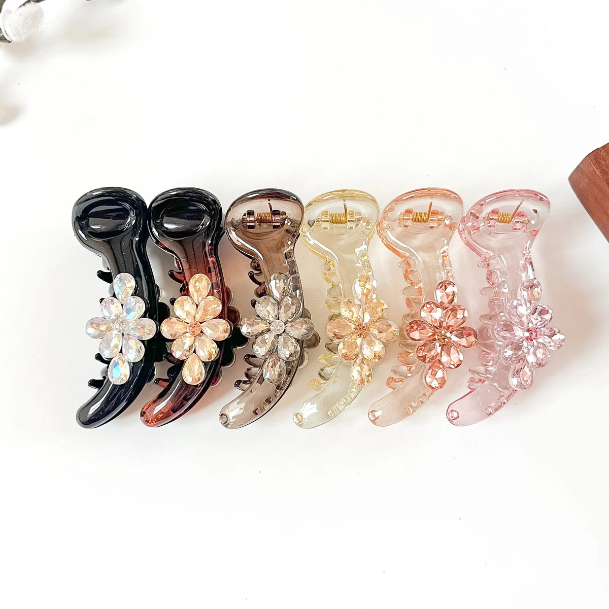 Crystal Daisy 8 cm flower banana clips in noir black, tortoise brown, smoke grey, honey yellow, peach orange and blush pink with rhinestones