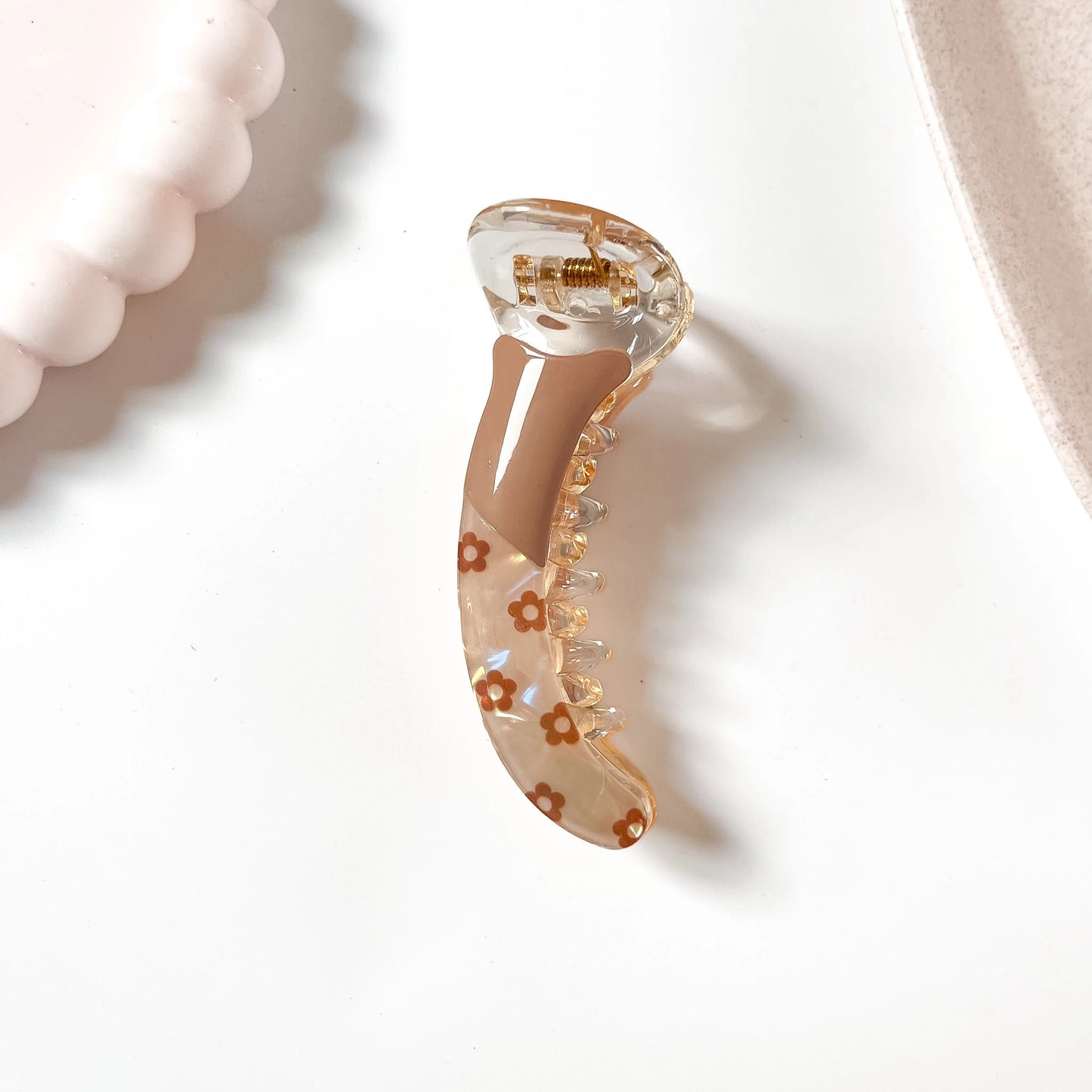 Daisy banana clip caramel with terracotta floral print