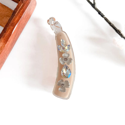 Cream faceted gem lock banana clip with alternating teardrop stones and flowers, 8cm