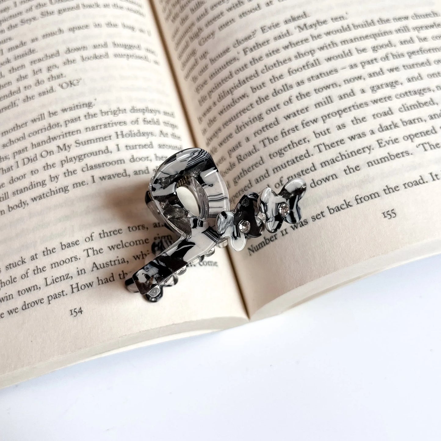 Floral Loop Claw Clip Black