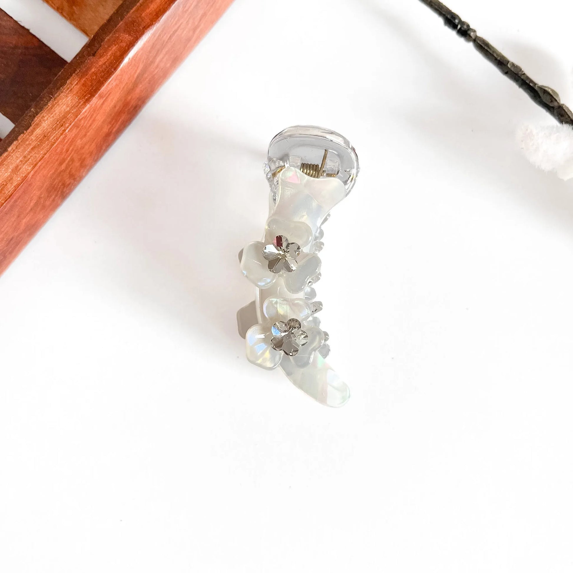 White flower stack mini banana clip with acrylic flower details and rhinestones, 6cm