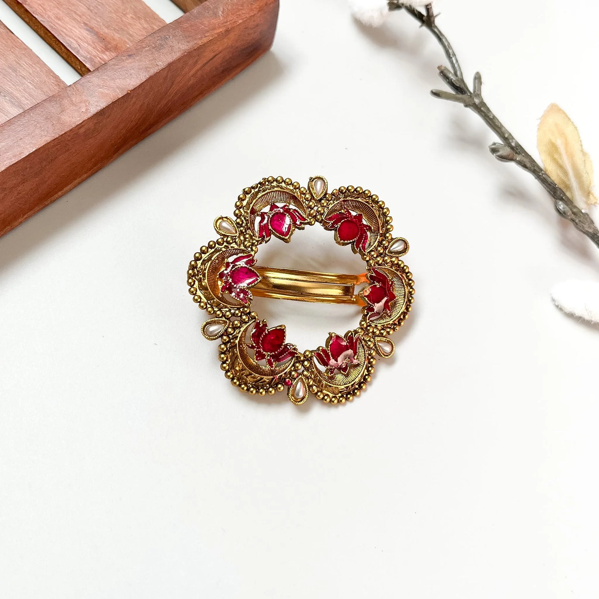 Ruby red granulated leaf wreath barrette with ornate filigree and pearl-like spheres, 4cm vintage clip