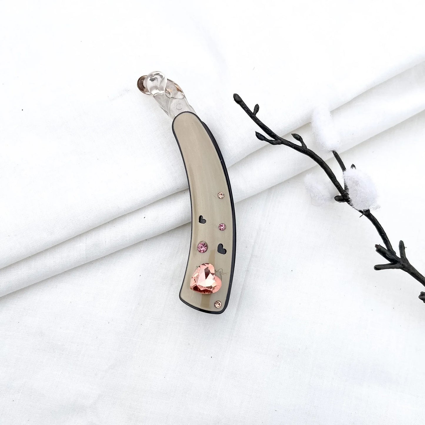 Champagne/beige lock banana clip with faceted heart gem and rhinestone details, 8cm