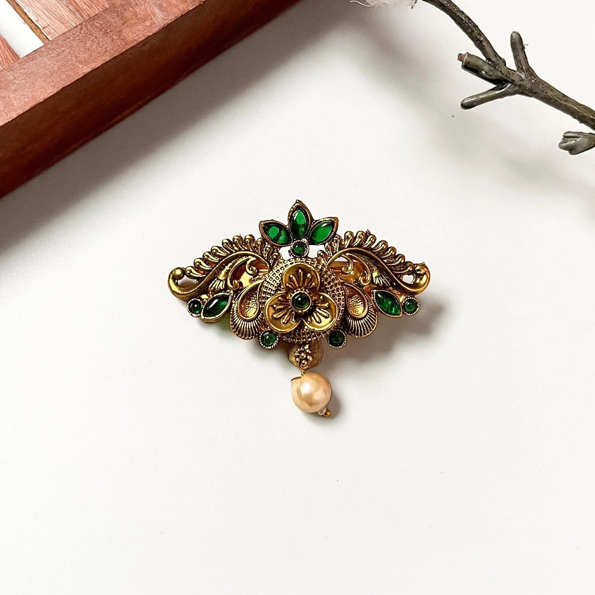 Emerald blossom lotus pearl centre clip with green gemstone crown and hanging pearl, antique gold 2.5cm