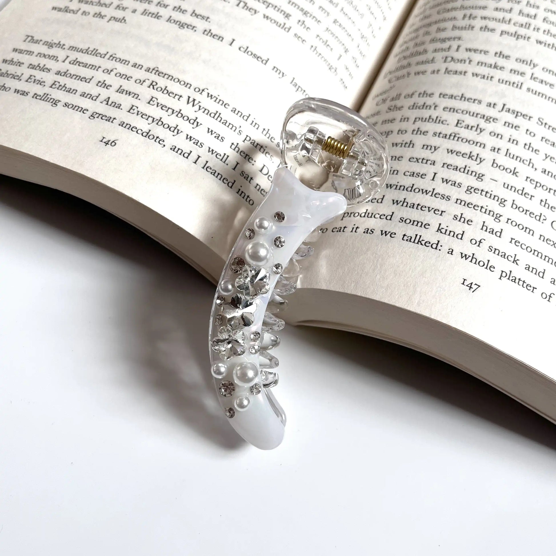 Luxe Pearl Banana Hair Clip – Elegant 8cm White