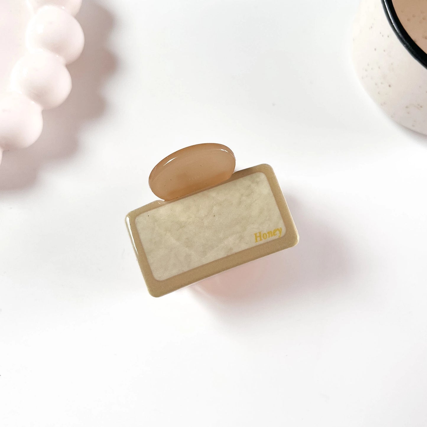Marble tile claw clip caramel beige with ivory marble print