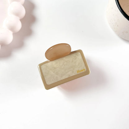 Marble tile claw clip caramel beige with ivory marble print