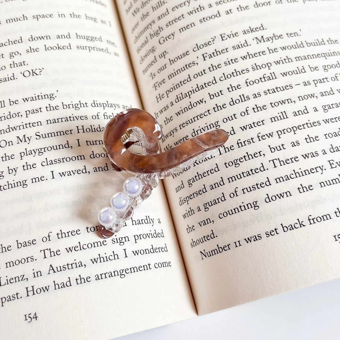 Pearl Loop Claw Clip – Mini Elegant Hair Clip Brown