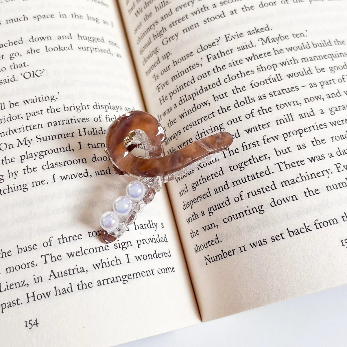 Pearl Loop Claw Clip – Mini Elegant Hair Clip Brown