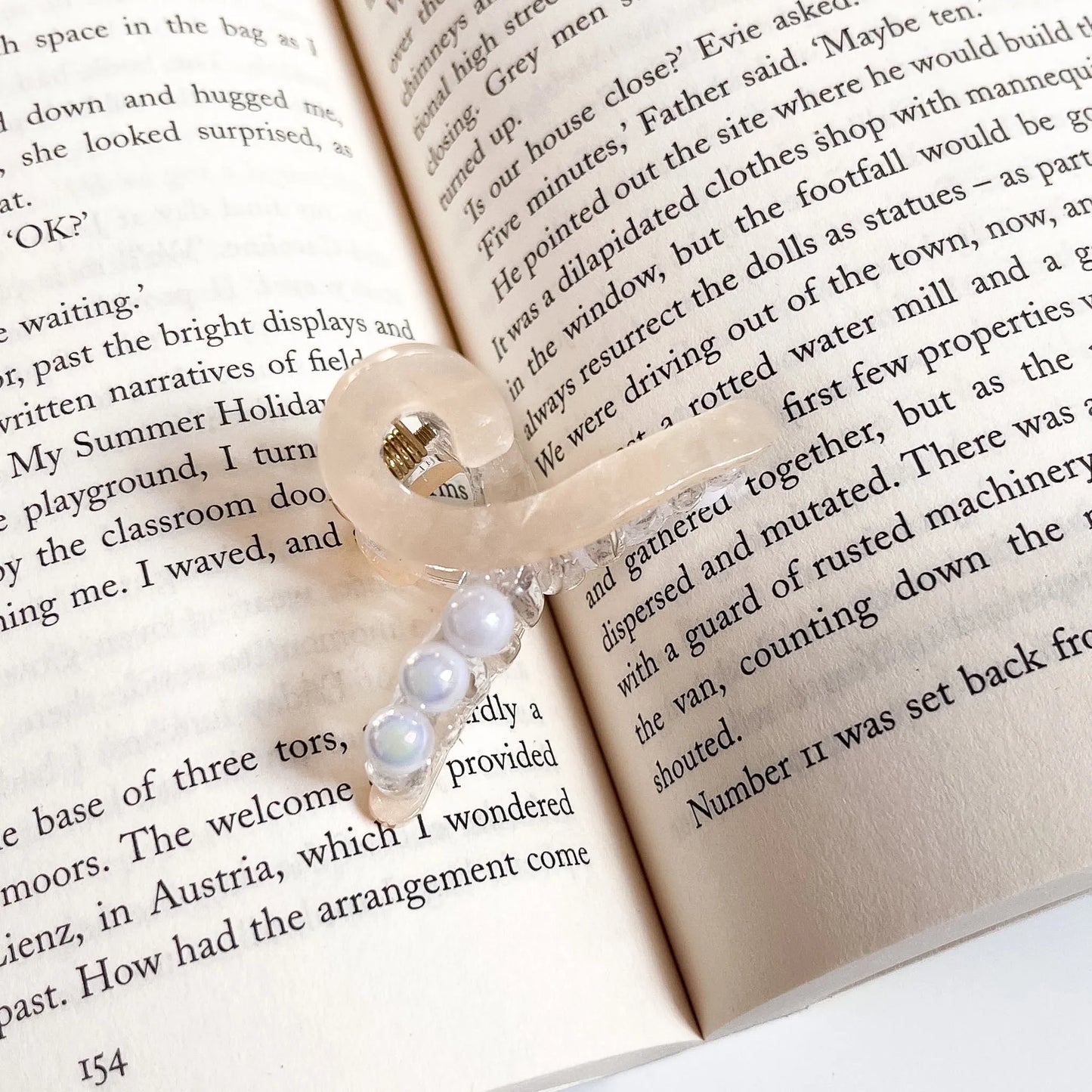 Pearl Loop Claw Clip – Mini Elegant Hair Clip Beige