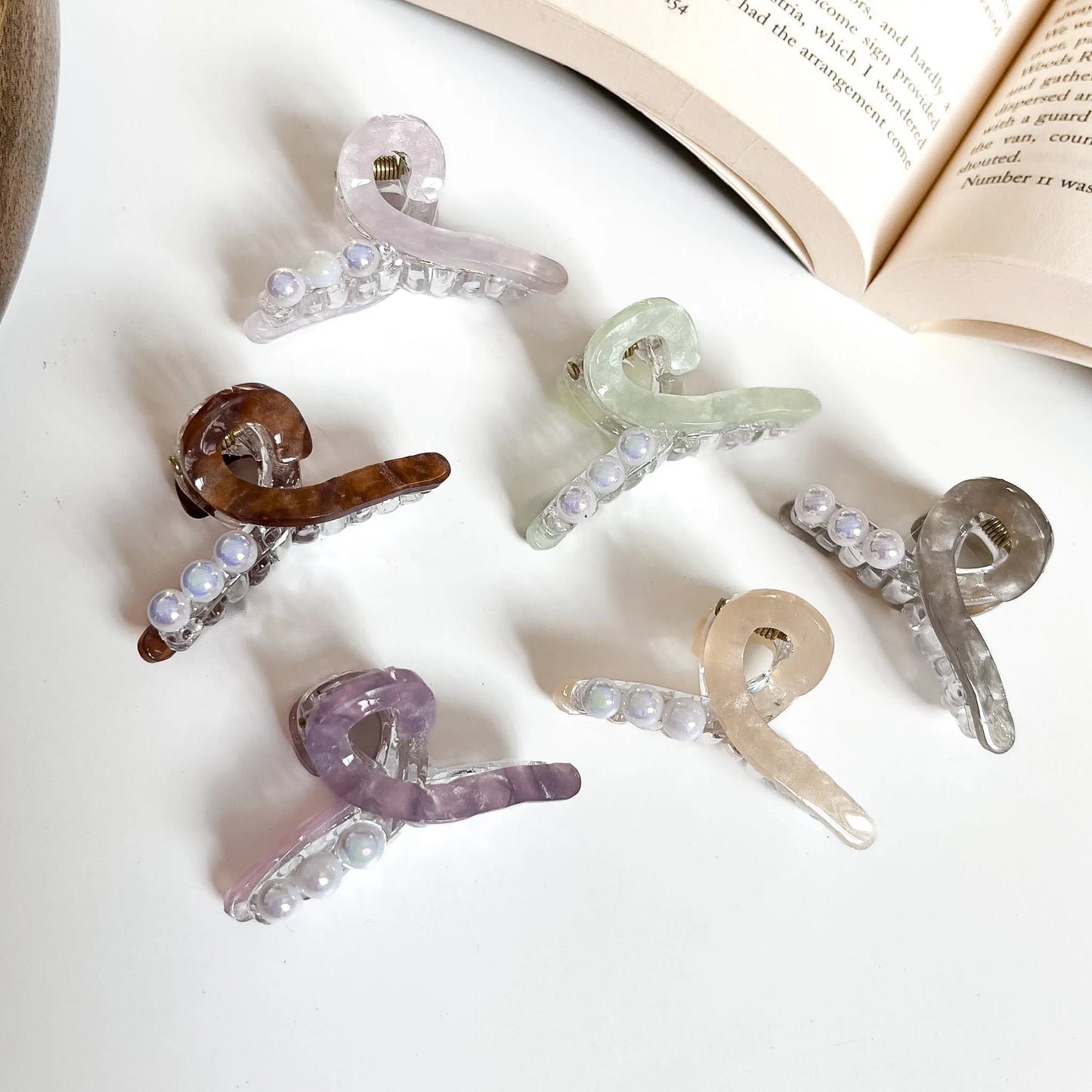 Pearl Loop Claw Clip – Mini Elegant Hair Clip